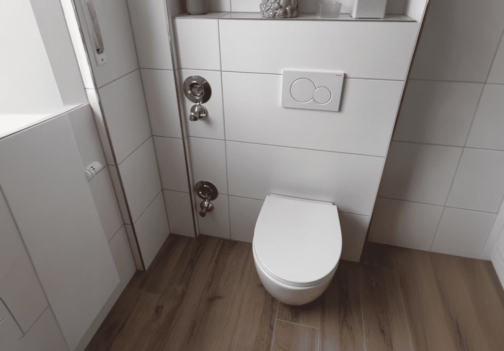 Renoviertes Badezimmer im modernen Stil mit Toilette