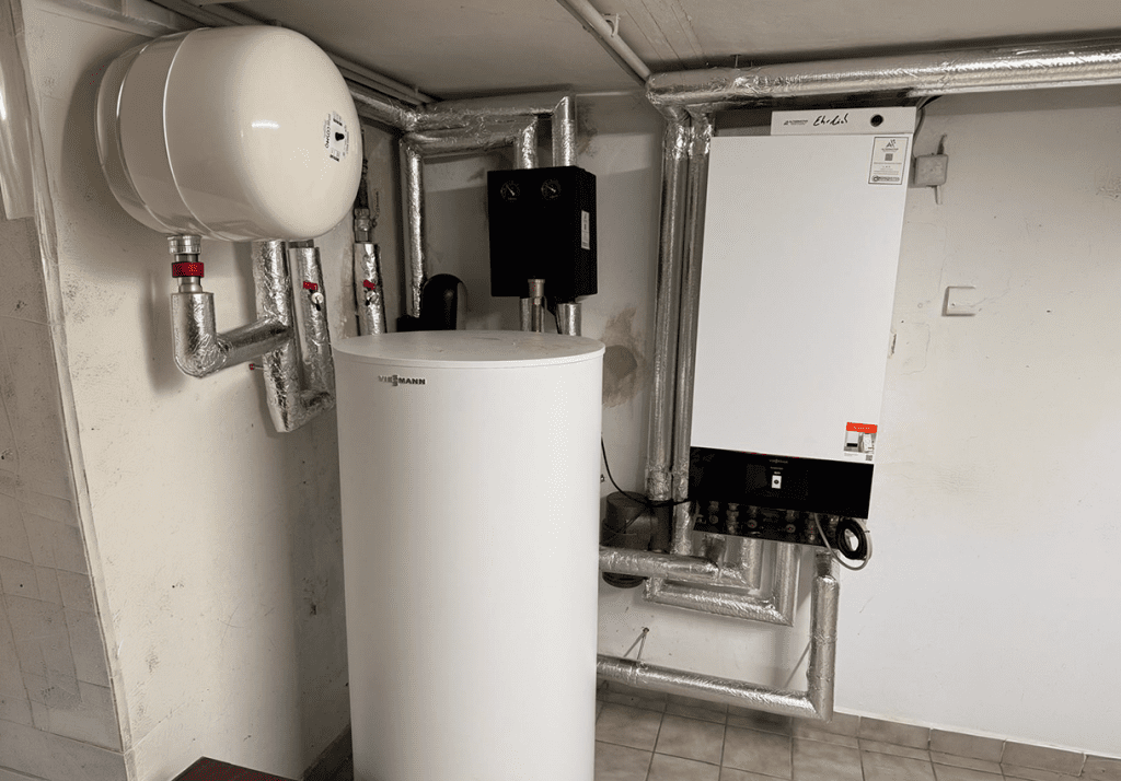 Das Bild zeigt eine Viessmann-Vitodens-Gas-Brennwert-Heizung.