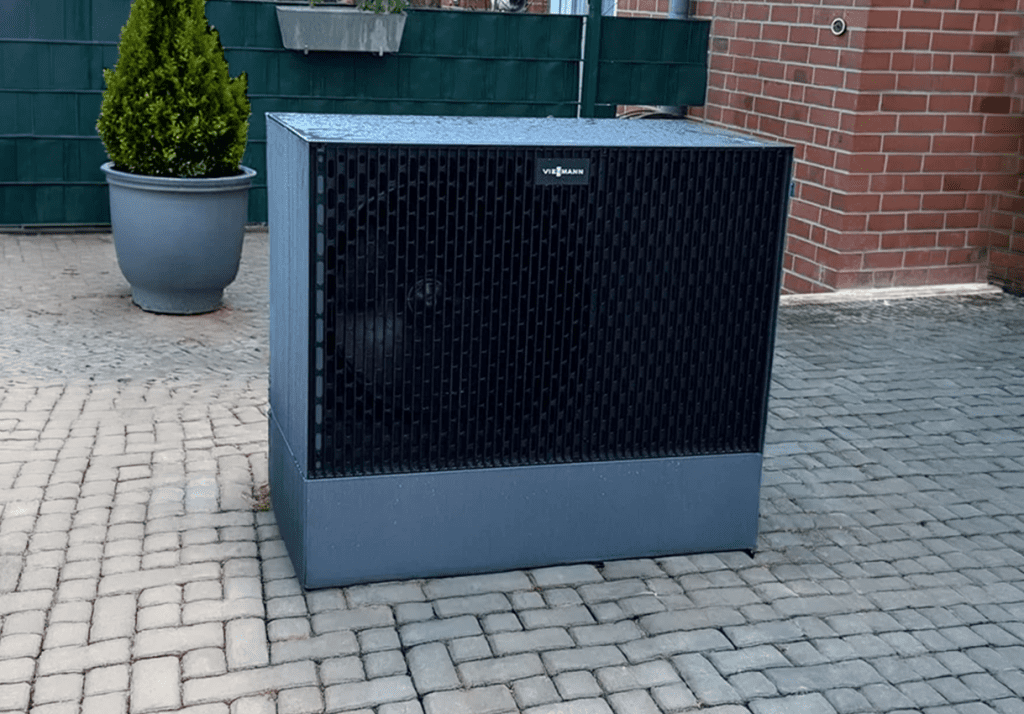 Das Bild zeigt eine Viessmann Vitocal Wärmepumpe im Außenbereich.