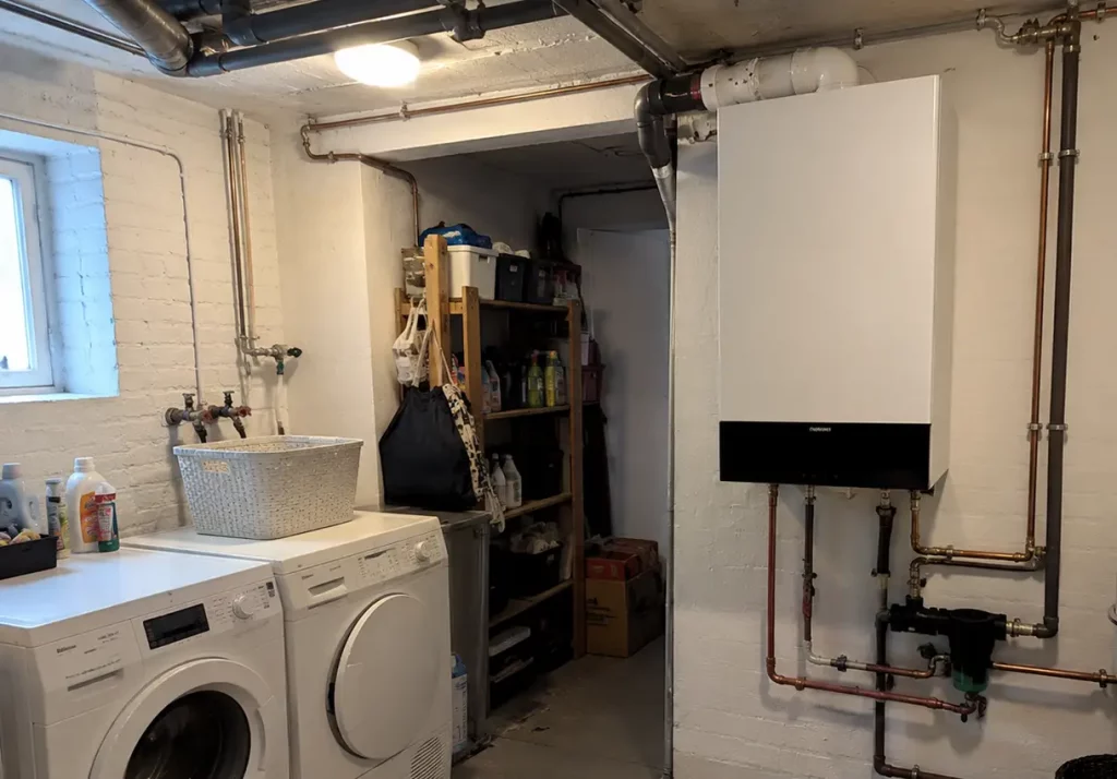 Kellerraum/Waschküche mit Viessmann Vitodens Gas-Brennwertgerät.