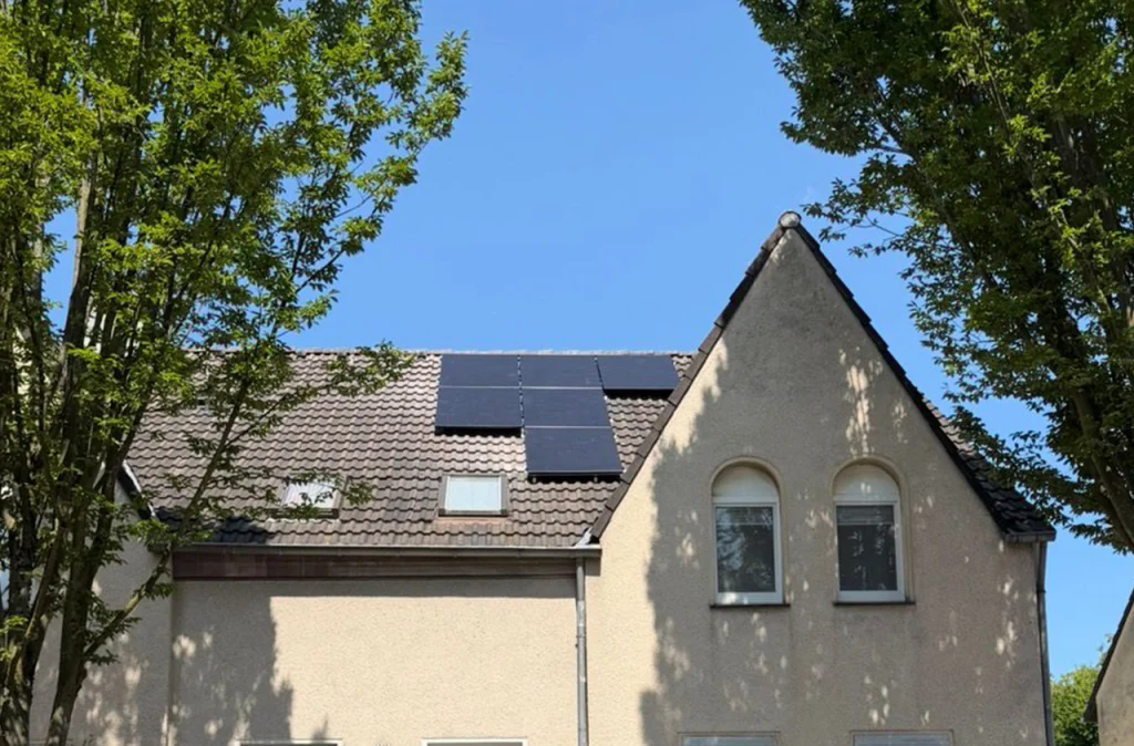 Draufsicht auf ein Eigenheim mit einer von AHT installierten PV-Anlage